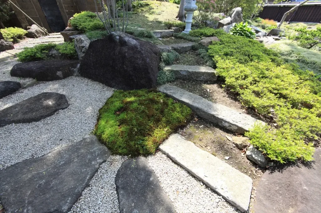 Jardin minéral avec pas japonais proposé à Saint-Paul – aménagement paysager par Verti’Kal